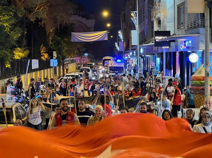 19 Mayıs Fener Alayı Yürüyüşü ile Bağımsızlık Meşalesini Taşıdık
